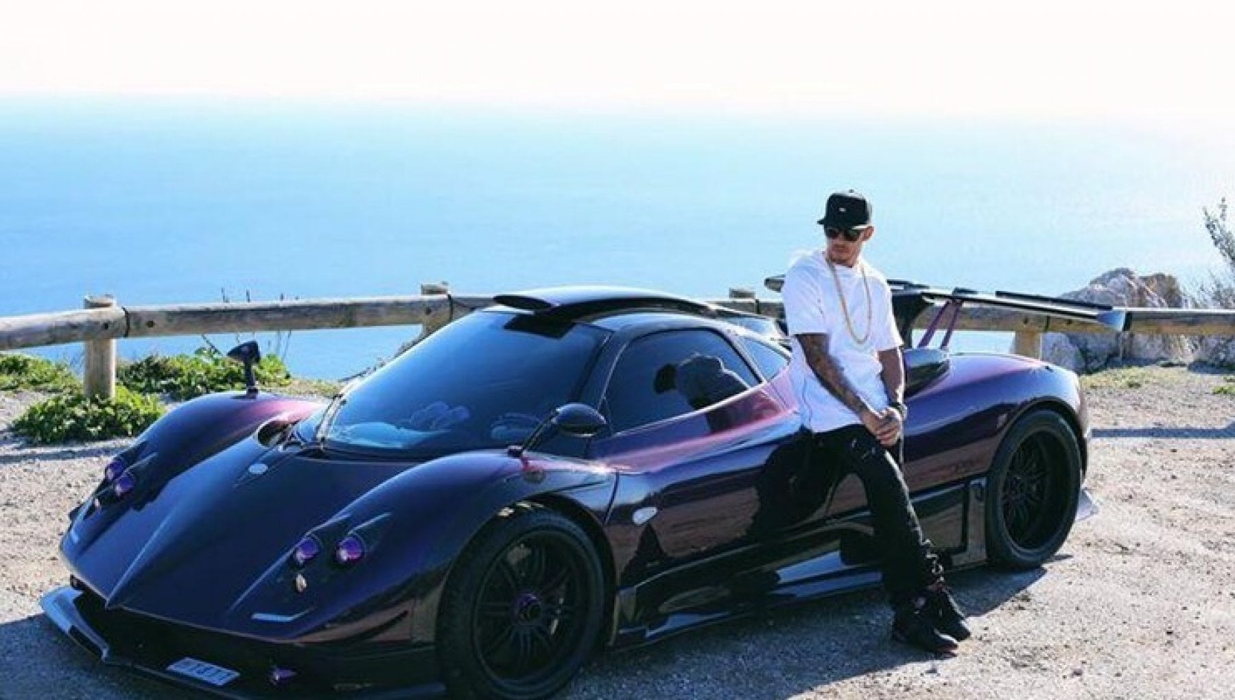 La promessa infranta di Lewis Hamilton, paparazzato alla guida di un’auto non elettrica