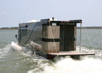 Ma quale attico, meglio investire sul super camper anfibio da 715 mila euro