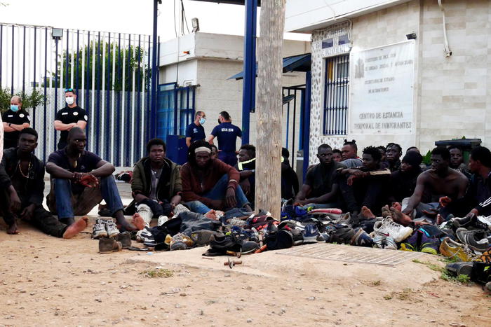 Migranti: 350 tentano di entrare a Melilla, respinti