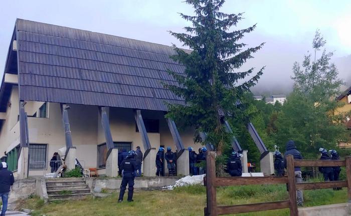 Migranti: ex dogana Claviere occupata, in corso lo sgombero