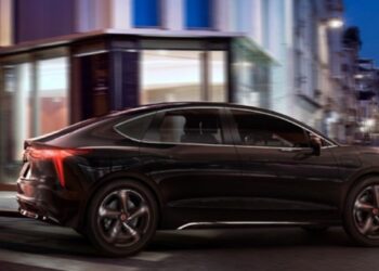 Mobilize Limo, la berlina elettrica per taxi e noleggio