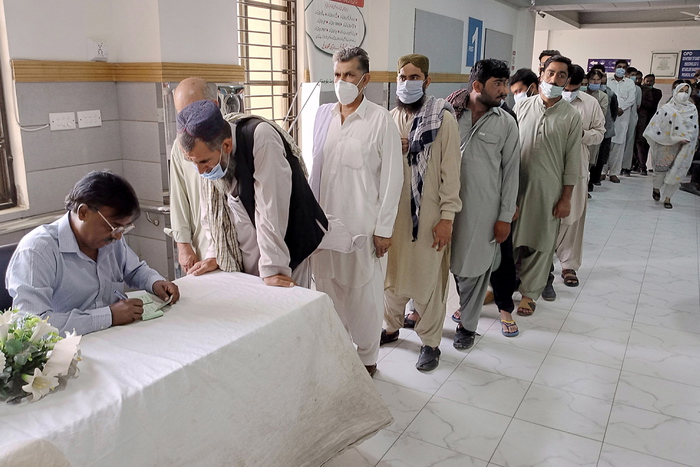 Pakistan: oltre 5.000 casi in 24 ore, non accadeva da 3 mesi