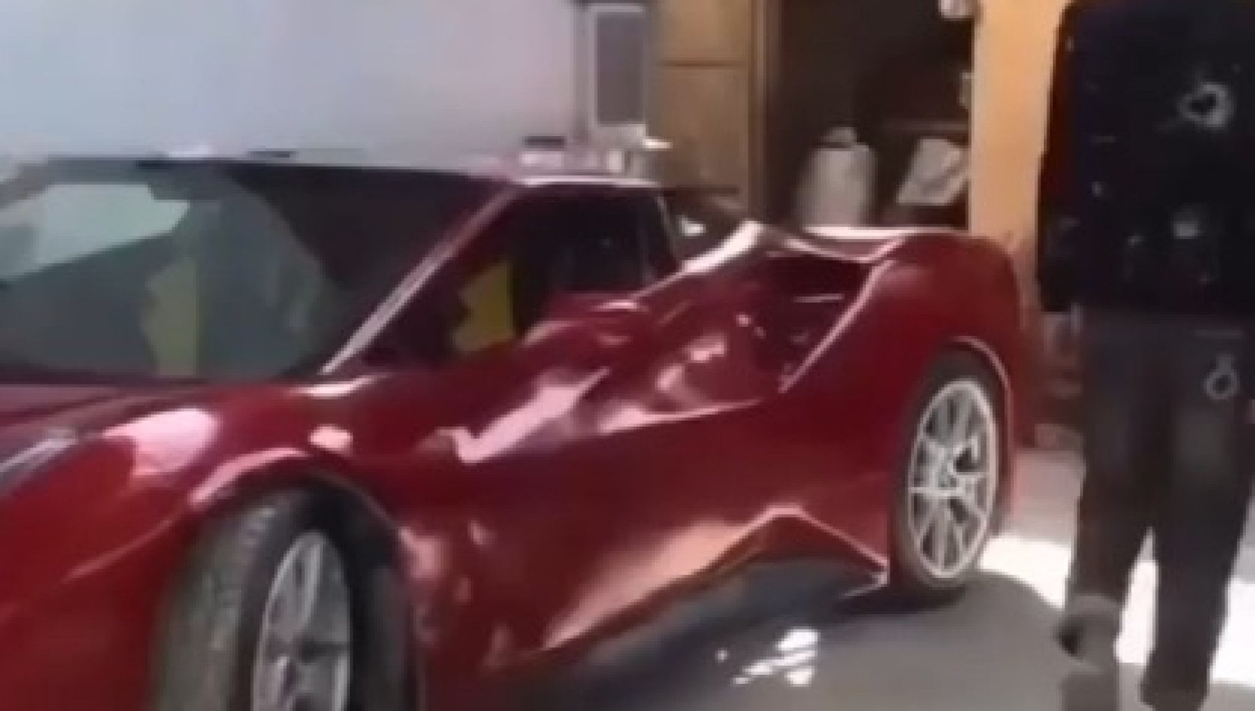Quattro amici si sono fatti una Ferrari in casa