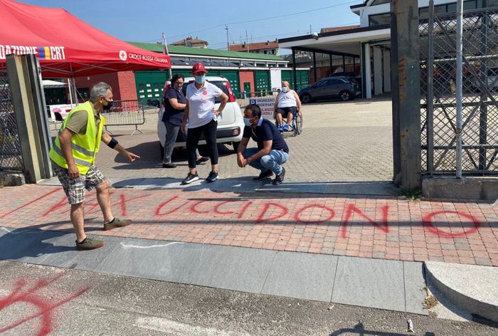 Scritte e simboli no Vax, imbrattato hub Moncalieri