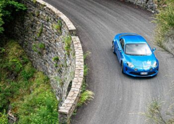 Seduzione Alpine, la sostenibile leggerezza di una supercar