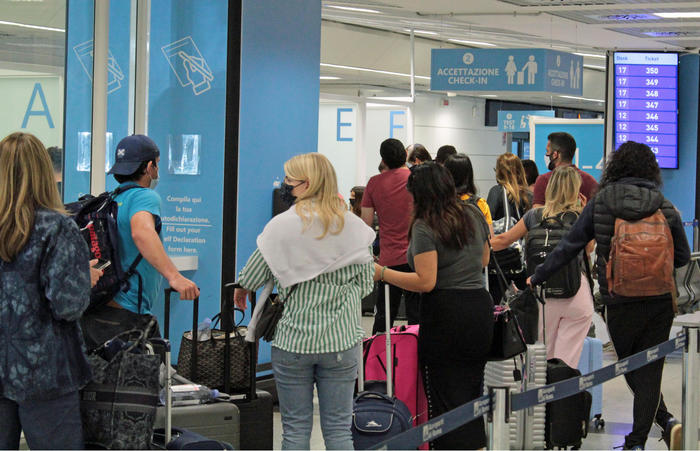 Speranza: stop alla mini quarantena per i vaccinati in arrivo dal Regno Unito