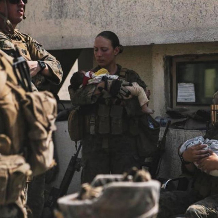 Tra vittime Kabul anche Nicole Gee,marine che cullava bimbo