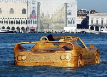 Truong, il falegname che ha costruito per il figlio una Ferrari 250. In legno