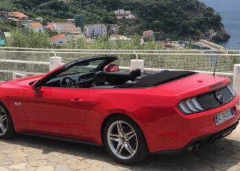 Una Mustang in Costiera, e il mito si rinnova nel tempo. Soprattutto per gli americani