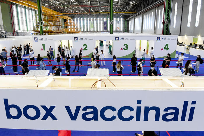 Vaccini, protezione cala dopo 6 mesi ma sopra 60%