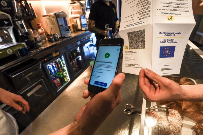 Vendita falsi Green pass online, blitz della Polizia