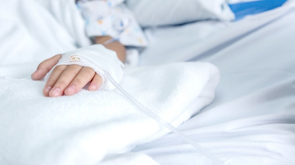 dopo avere ricevuto la seconda dose di Pfizer, è entrata in coma ed ora è in condizioni disperate in ospedale.