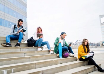università