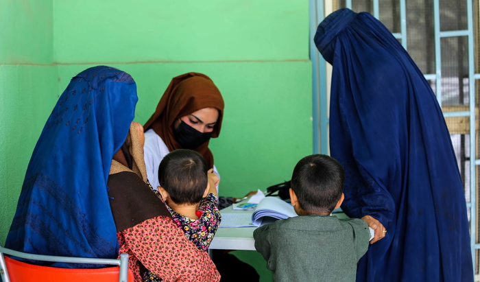 A Kabul le donne non tornano al lavoro, ‘state a casa’