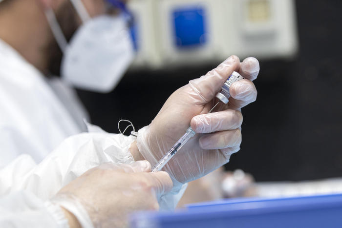 Al via da oggi con la terza dose. In Israele, l’efficacia torna al 95%