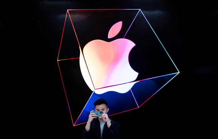 Apple ritarda lancio nuovi strumenti contro pedopornografia