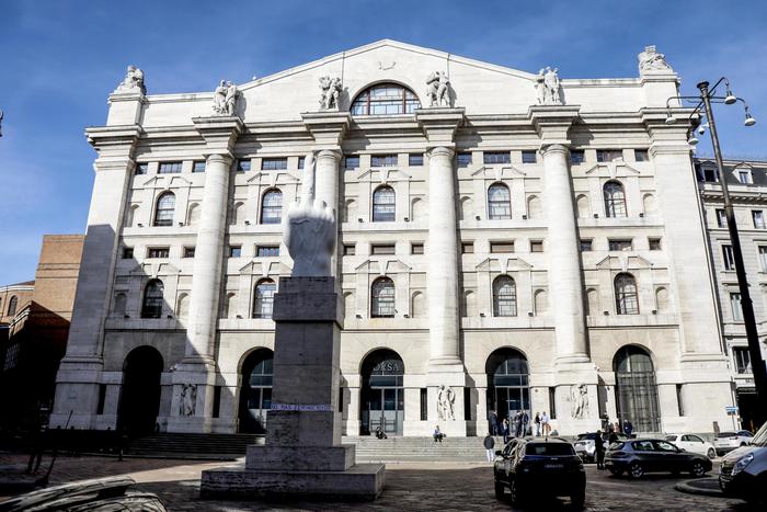 Borsa: Milano debole con Europa dopo Wall street e dati Usa