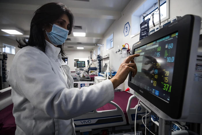 Covid: 4830 positivi e 73 vittime, ricoveri in calo