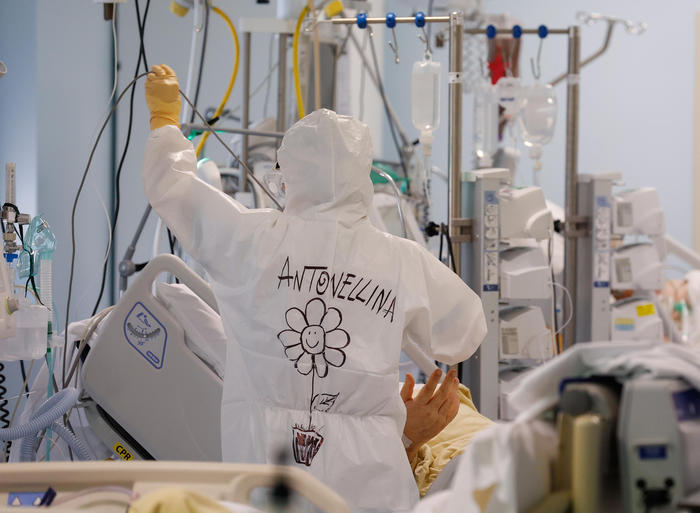 Covid: continua a scendere l’indice Rt in calo anche i ricoveri e le terapie intensive