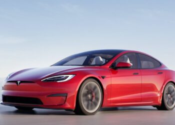 Elettriche in autostrada: l’autonomia record della Tesla Model S con 427 km