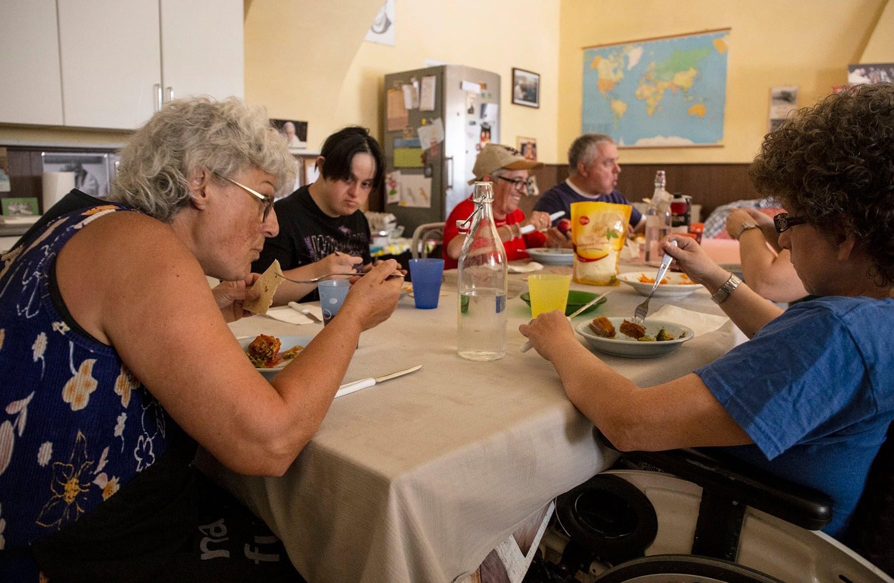 Una risposta concreta per le nuove povertà post-covid: tutti in piazza con l’evento solidale ‘Un pasto al giorno’