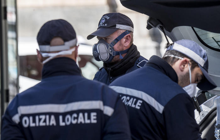 Giovani lanciano bottiglie a vigili che fermano pusher