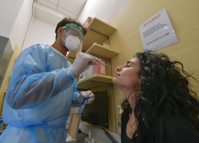 Green Pass: per Pregliasco e Ricciardi i tamponi non sono del tutto affidabili