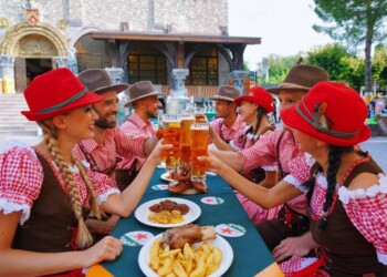 Torna Gardaland Oktoberfest un mix di divertimento e gastronomia tipica