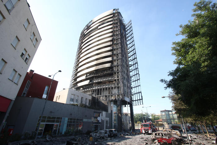Incendio a Milano, ‘sul balcone c’erano sacchi con rifiuti’