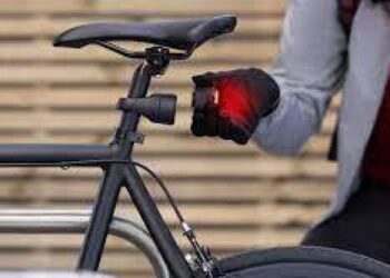 L’arbitro Collina vigila e fischia la sicurezza dei ciclisti secondo Vodafone