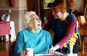 Il lavoro domestico cambia nazionalità: sempre più donne italiane scelgono il lavoro di badante