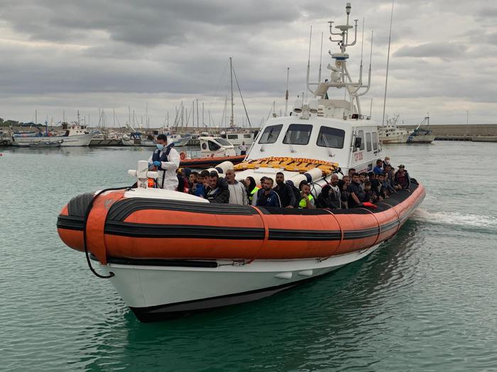 Migranti: doppio sbarco nella Locride, arrivati in 100