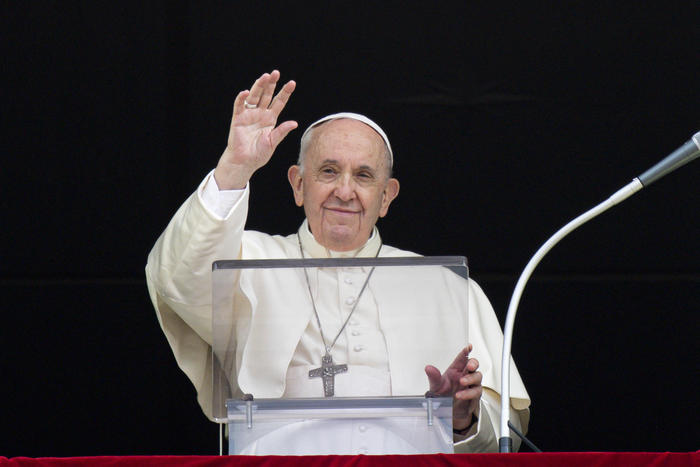 Migranti: Papa, non chiudiamo le porte alla loro speranza