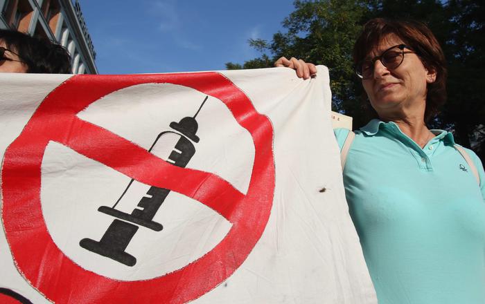 No Green pass, poche centinaia alla manifestazione di Milano