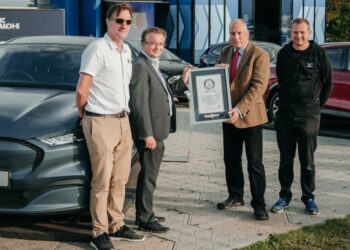 Ricarica elettrica in 43 minuti, l’ultimo record della Mustang Mach-E