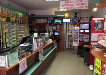 non devono effettuare necessariamente i controlli sul possesso del green pass base all’ingresso, ma possono svolgerli a campione