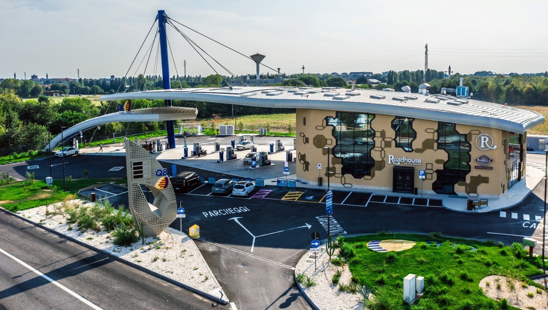 Un hub per il rifornimento: dalla benzina all’elettricità tutto in una stazione