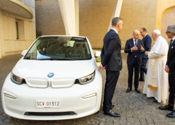 Una Bmw i3 per il Santo Padre
