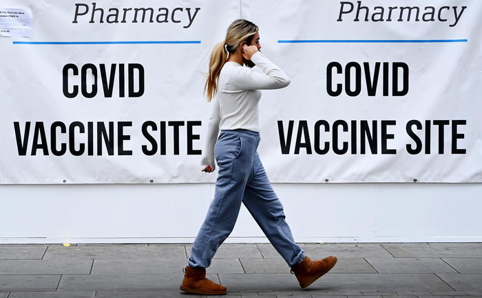 Vaccini: Gb, ok alla terza dose per tutti gli over 50
