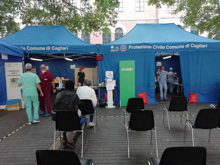 Vaccini: Open Night in piazza a Cagliari, migliaia in fila