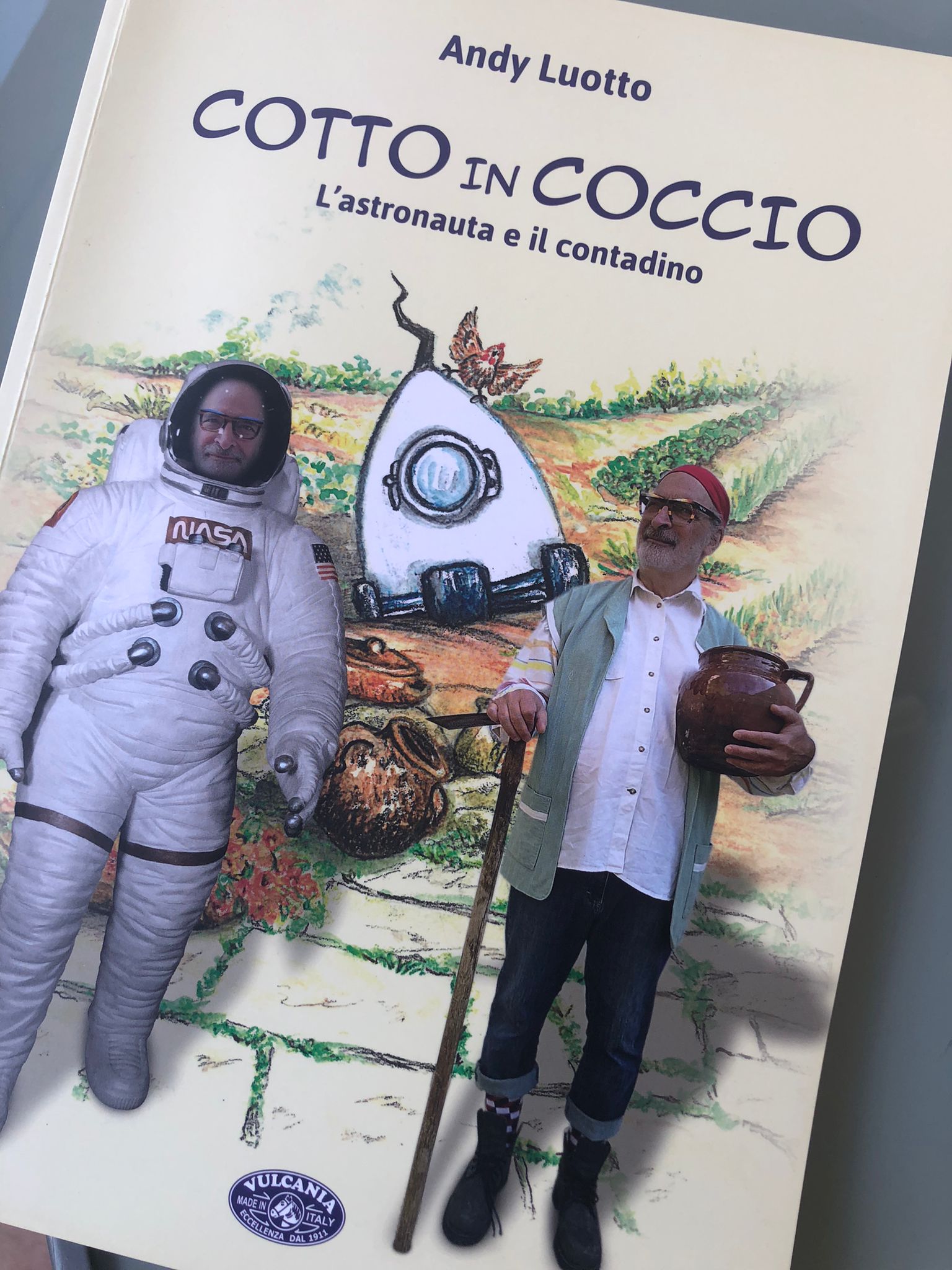 Andy Luotto presenta il suo nuovo libro Cotto in Coccio, l’astronauta e il contadino