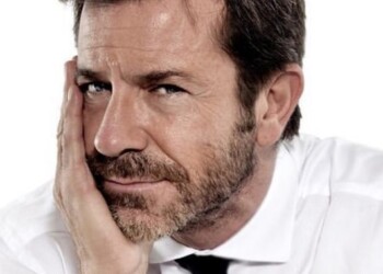 Paolo Conticini, arriva in teatro con “La Prima Volta”, il suo nuovo spettacolo ironico e divertente in cui si racconta al pubblico fra parole e musica