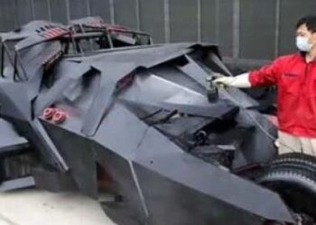 A Shanghai hanno ricostruito la Batmobile. Con gli scarti