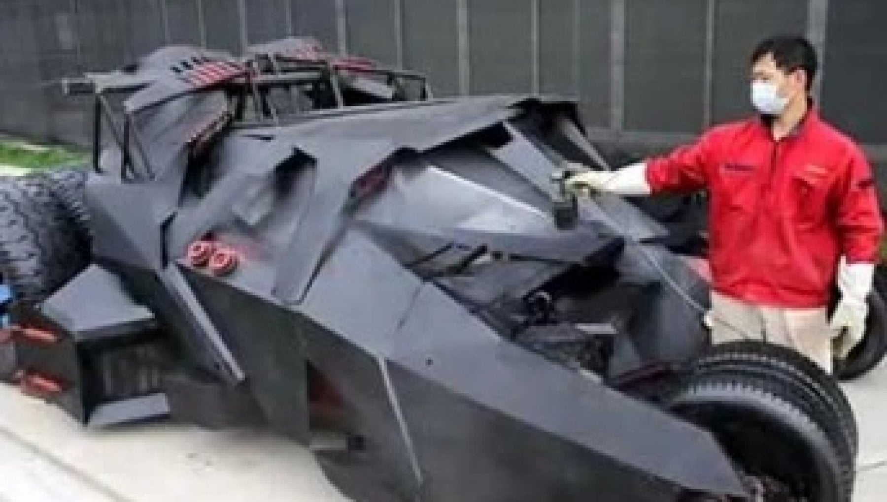 A Shanghai hanno ricostruito la Batmobile. Con gli scarti