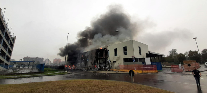 Aereo precipita nel Milanese e cade sopra edificio vuoto