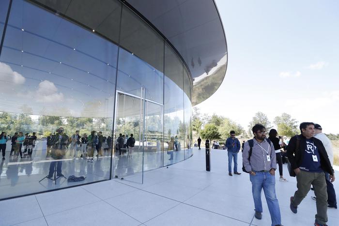 Apple, tamponi giornalieri ai dipendenti non vaccinati