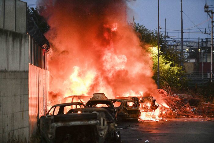 Auto in fiamme davanti a un campo nomadi a Milano