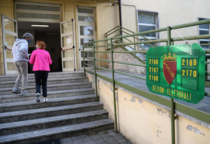 Ballottaggi: chiusi i seggi, riaprono domani alle 7