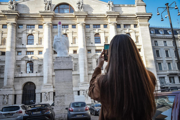 Borsa: Milano debole, giù Mediolanum per stacco cedola