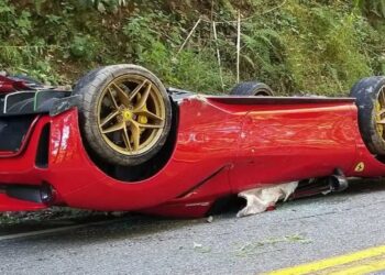 Come si distruggono una Ferrari e una Lamborghini